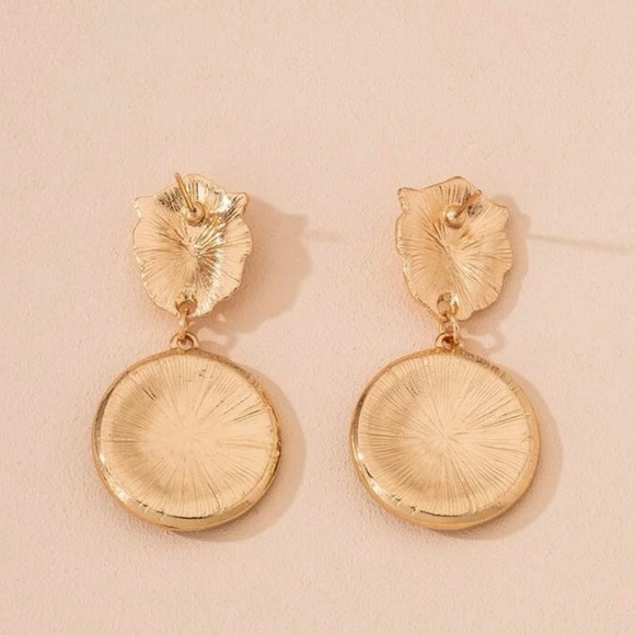 Last One! Gold & Black Lioness Dangle Earrings - Picture 4 of 4